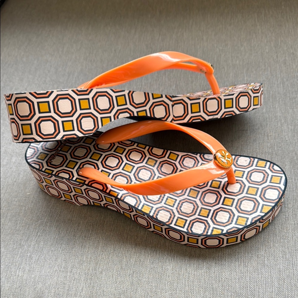 Tory Burch Geometric Orange Flip Flops - Picture 4 of 6